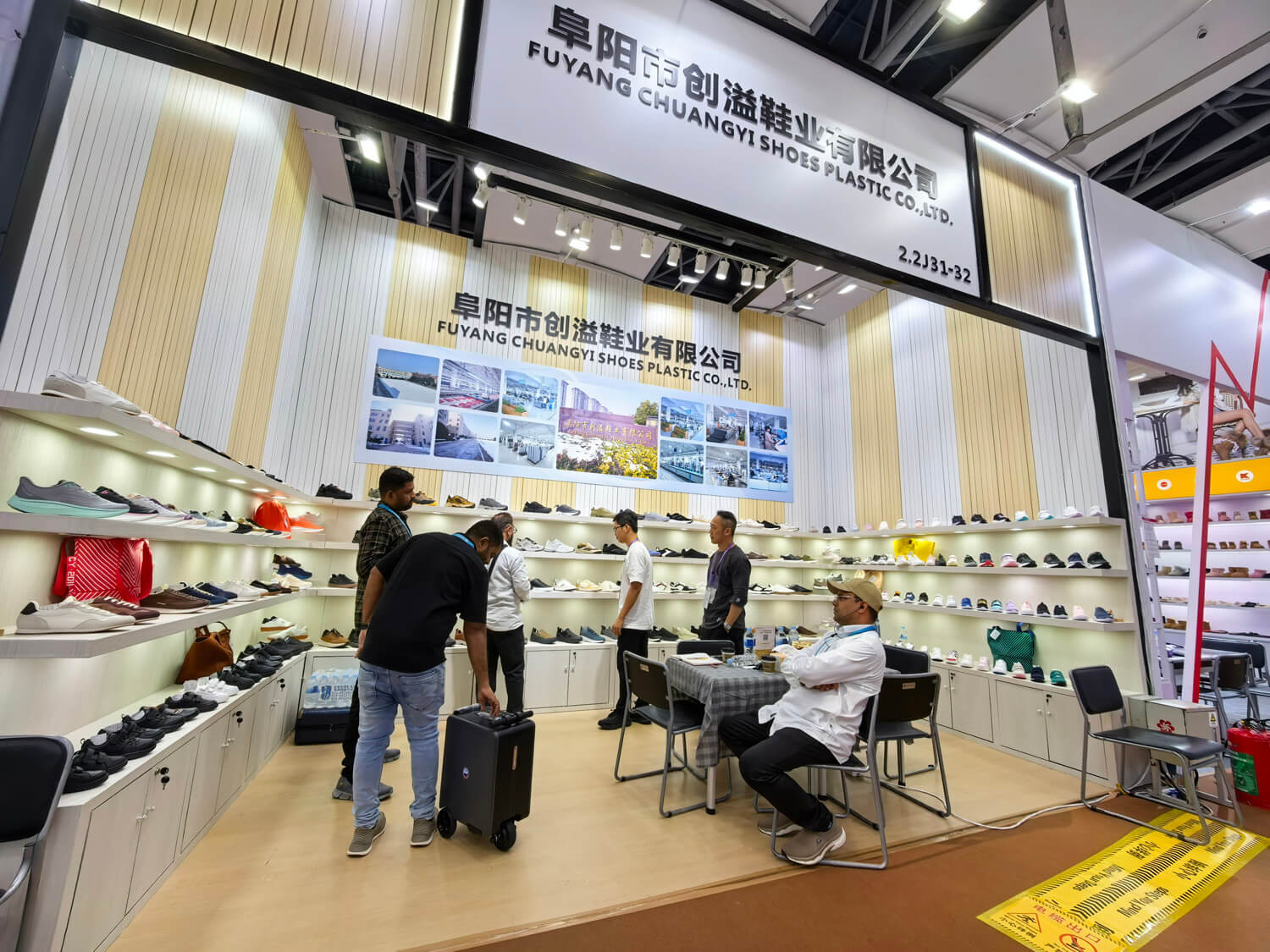 Crafting Quality Shoes with Ingenuity, Connecting the World through Smart Manufacturing Longyi Group Makes a Stunning Appearance at the 139th Canton Fair (Spring 2026) (9)